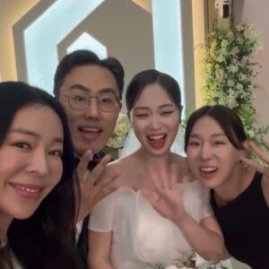 Lee Ji-hye Instagram - 오늘 하루

아침부터 교회갔다가
밥먹으러 삼청동
차마시러 논현동
결혼식까지

바쁘다바빠 현대사회!!!!

그래도 뿌듯한 우리 돌싱글즈의 열매쓰
축하해요 지미&희진 쀼😍
드복이까지!!!!!

짬짬히 사진찍어준 우리남편이도 쌩유
영상보내준 우리 혜영언니도 쌩유