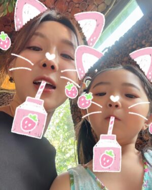 Lee Ji-hye Instagram - 오늘 하루

아침부터 교회갔다가
밥먹으러 삼청동
차마시러 논현동
결혼식까지

바쁘다바빠 현대사회!!!!

그래도 뿌듯한 우리 돌싱글즈의 열매쓰
축하해요 지미&희진 쀼😍
드복이까지!!!!!

짬짬히 사진찍어준 우리남편이도 쌩유
영상보내준 우리 혜영언니도 쌩유