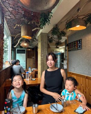 Lee Ji-hye Instagram - 오늘 하루

아침부터 교회갔다가
밥먹으러 삼청동
차마시러 논현동
결혼식까지

바쁘다바빠 현대사회!!!!

그래도 뿌듯한 우리 돌싱글즈의 열매쓰
축하해요 지미&희진 쀼😍
드복이까지!!!!!

짬짬히 사진찍어준 우리남편이도 쌩유
영상보내준 우리 혜영언니도 쌩유