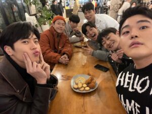 Lee Joo-Ahn Instagram - 오늘은 또 왜 뭉쳤을까~~~ 
궁금하면 10시 30분 여신강림

#tvndrama #truebeauty #여신강림 #초롱팸