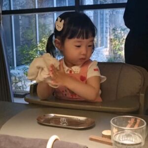 Lee Jung-hyun Instagram - 항상 서아와 외출을 하니..간신히 바스트 사진만 ..겨우 한장 찍네요🥲 정신없는 육아...😳🫶 #지난날 🌸