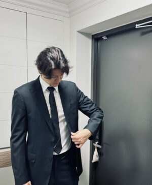 Lee Ki-woo Instagram - 🖤
2005년부터 경조사는 쭈욱 함께하는 내 슈트.
기쁨과 슬픔이 하나 둘 스며있는 옷. 
어찌보면 내 성인 부터의 굵직한 역사는 여기 다 묻어있다. 
벌써 19살. 근데 구김 없이 짱짱하다. 
앞으로 20년은 더 입을 수 있겠다.

역시 나이는 나만 먹나보다..허리가 쨍쨍하다..🤦🏻 흡!!!

#단벌장신 #남자는슈트 #LG패션 #지금은LF #LF #마에스트로