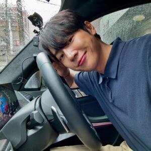 Lee Sang-yeob Instagram - 저는 잘 지내고 있답니다.
어디에 계시든 무엇을 하시든 다들 잘 지내고 있기를..
모두 비 피해 없이 잘 지나가길..

#BMW #X7M60i @bmw_kolonmotors @bmw_korea  @jimmy__son 👍