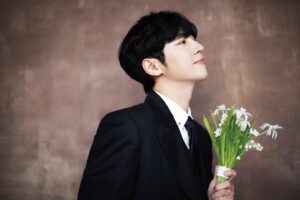 Lee Sang-yeob Instagram - 평생을 함께 하고 싶은 멋진 친구를 만났습니다.
남은 모든 순간
후회없이 사랑하고 행복하겠습니다. 
저희가 함께할 새로운 봄의
첫날을 축복해주신 모든 분들께
진심으로 감사하다는 인사 올리고 싶습니다. 
감사합니다 정말.

늘 응원해주시는 모든 팬분들, 친구들, 가족들에게 
한층 더 깊어진 사람으로써, 배우로써
보답하겠습니다 감사합니다.