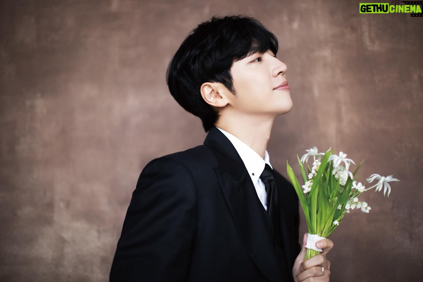 Lee Sang-yeob - 1.1 Million Likes - 평생을 함께 하고 싶은 멋진 친구를 만났습니다.
남은 모든 순간
후회없이 사랑하고 행복하겠습니다.
저희가 함께할 새로운 봄의
첫날을 축복해주신 모든 분들께
진심으로 감사하다는 인사 올리고 싶습니다.
감사합니다 정말.
늘 응원해주시는 모든 팬분들, 친구들, 가족들에게
한층 더 깊어진 사람으로써, 배우로써
보답하겠습니다 감사합니다.