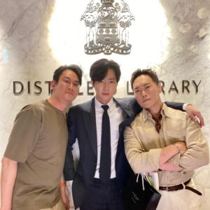 Lee Sang-yeob Instagram - 저는 잘 지내고 있답니다.
어디에 계시든 무엇을 하시든 다들 잘 지내고 있기를..
모두 비 피해 없이 잘 지나가길..

#BMW #X7M60i @bmw_kolonmotors @bmw_korea  @jimmy__son 👍