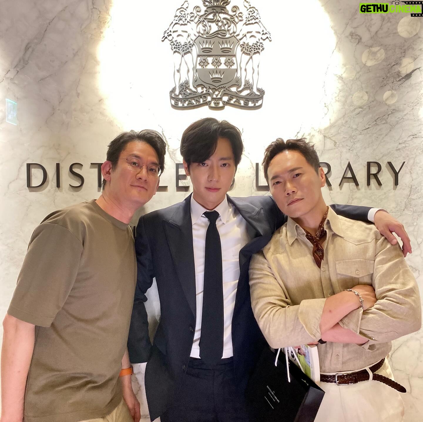 Lee Sang-yeob - 135.3K Likes - 저는 잘 지내고 있답니다.
어디에 계시든 무엇을 하시든 다들 잘 지내고 있기를..
모두 비 피해 없이 잘 지나가길..
#BMW #X7M60i @bmw_kolonmotors @bmw_korea @jimmy__son 👍