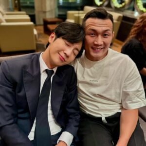 Lee Sang-yeob Instagram - 저는 잘 지내고 있답니다.
어디에 계시든 무엇을 하시든 다들 잘 지내고 있기를..
모두 비 피해 없이 잘 지나가길..

#BMW #X7M60i @bmw_kolonmotors @bmw_korea  @jimmy__son 👍