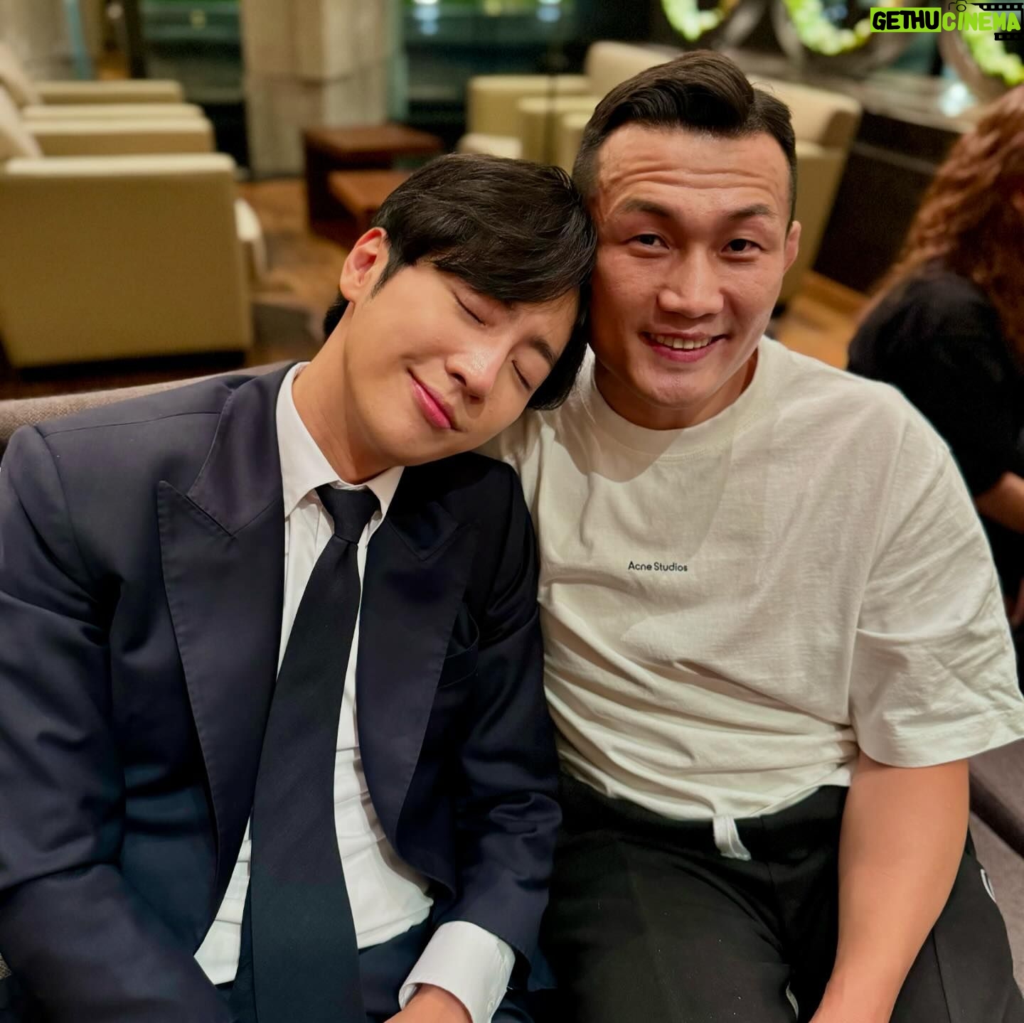 Lee Sang-yeob - 135.3K Likes - 저는 잘 지내고 있답니다.
어디에 계시든 무엇을 하시든 다들 잘 지내고 있기를..
모두 비 피해 없이 잘 지나가길..
#BMW #X7M60i @bmw_kolonmotors @bmw_korea @jimmy__son 👍