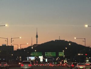 Lee Seo-bin Instagram - 오늘은 피부과 갔다가 정연이랑 놀았다!
호기롭게 버스를 타고 피부과를 갔는데 
너무 너무 더웠다 ㅠㅠ
근데 밥 먹고 정연이가 집에 데려다줬다
정연이@최고 !!!
다리를 건너는데 펼쳐진 하늘이 최고 예뻤다
여름맛 하루였다
- 일기 끝 -
