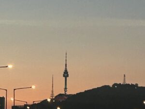 Lee Seo-bin Instagram - 오늘은 피부과 갔다가 정연이랑 놀았다!
호기롭게 버스를 타고 피부과를 갔는데 
너무 너무 더웠다 ㅠㅠ
근데 밥 먹고 정연이가 집에 데려다줬다
정연이@최고 !!!
다리를 건너는데 펼쳐진 하늘이 최고 예뻤다
여름맛 하루였다
- 일기 끝 -