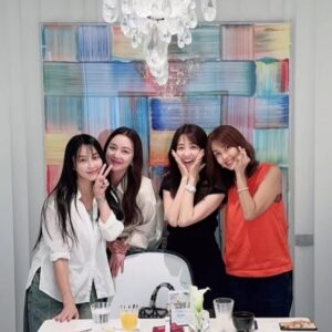 Lee So-yeon Instagram - 맛난거사주시고
#신애라 #언니최고♡ #이쁘니동생들이랑 ♡
#수다수다 #즐거운시간💕