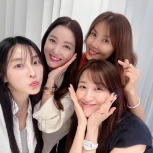 Lee So-yeon Instagram - 맛난거사주시고
#신애라 #언니최고♡ #이쁘니동생들이랑 ♡
#수다수다 #즐거운시간💕