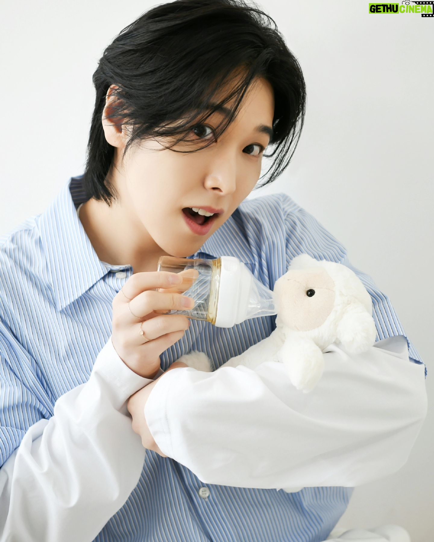 Lee Sung-min - 105.7K Likes - ⠀
안녕하세요. 성민입니다.
⠀
팬 여러분께 가장 먼저 소식을 전해드리기 위해
조심스럽게 글을 씁니다.
⠀
저에게 소중한 아기가 찾아왔어요.
결혼한 지 10년 만에 아빠가 됩니다.
어렵게 찾아온 아기인 만큼 책임감을 가지고
사랑과 정성으로 키우겠습니다.
⠀
이 소식을 언제 어떻게 전해야 좋을지 고민이 참 많았습니다. 떨리기도 하지만, 따뜻한 마음으로 지켜봐주시면 감사하겠습니다.
⠀
책임질 존재가 생기고 보니 세상 모든 것들이
이전보다 더 소중하게 느껴집니다.
⠀
항상 사랑과 관심으로 저를 응원해주시고
아껴주시는 모든 분들께, 다시 한번 진심으로 감사드립니다.
⠀
앞으로도 좋은 노래로 행복을 드리며 보답하는 가수 성민이 되겠습니다.
⠀
감사합니다.