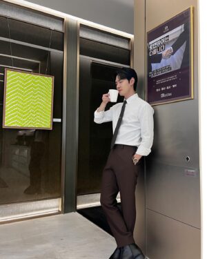 Lee Tae-ri Instagram - #이연애는불가항력 오랜 여정 끝에 막을 내렸습니다. 이번 현장은 특히 행복하고 즐거웠던 기억이 컸던 만큼 아쉬움도 크지만, 1년이라 시간동안 ‘김 욱’ 으로 지낼 수 있어 감사하고 행복했습니다🙂 시청해주시고 사랑해주셔서 진심으로 감사드리며, 앞으로도 더욱 좋은 모습으로 성장해서 나타날게요🫶🏻