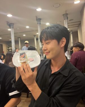 Lee Tae-ri Instagram - #이연애는불가항력 오랜 여정 끝에 막을 내렸습니다. 이번 현장은 특히 행복하고 즐거웠던 기억이 컸던 만큼 아쉬움도 크지만, 1년이라 시간동안 ‘김 욱’ 으로 지낼 수 있어 감사하고 행복했습니다🙂 시청해주시고 사랑해주셔서 진심으로 감사드리며, 앞으로도 더욱 좋은 모습으로 성장해서 나타날게요🫶🏻