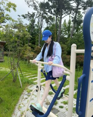 Lee Yu-bi Instagram - 🩵
1.산낙지탈출 
2.산책
3.운동
4.롯데왈드
5.쇼핑
6.눈누난나