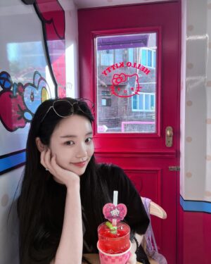 Lee Yu-bi Instagram - 신나는고만 🤍🤍🤍😝