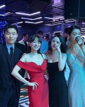 Lee Yul-eum Instagram - 청룡 나들이 🖤♾️