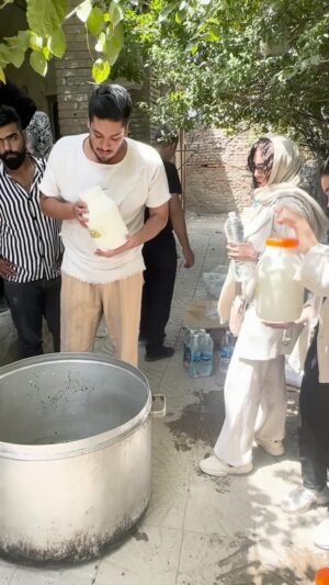 Leila Bolukat Instagram - با سلام و احترام 
خدمت همراهان همیشگی مهر لیلا 
جمعه گذشته تیم اجرایی مهر لیلا به همراه تعدادی از همراهان عزیز برای پخش گوشت قربانی، اسباب بازی و وسایل و تجهیزات منازل، مهمان ساکنین مناطق محروم اطراف تهران بودند. 
سپاسگزاریم از همه ی دوستانی که در یکی از گرمترین روزهای سال برای پخش مایحتاج نیازمندان مهرلیلا کنار ما بودند. به ویژه امیر آرتای عزیز که برای شکل گیری این اتفاق از ابتدا همراه ما بودند و نذر آب دوغ خیار خود را برای این مناطق پخش کردند .
و سپاس از همه ی دوستانی که در تهیه ارزاق و مایحتاج مورد نیاز و گوشت قربانی به ما دست یاری دادند.
مهرتان مستدام 
تیم اجرایی مهرلیلا
.
.
شماره کارت جهت واریزی 
5892101576083907
شماره شبا 
IR860150000016360500538340
بنام خیریه مهرلیلا شمیرانات 
.
.

#خیریه #مهرلیلا #کمک_رسانی #لیلا_بلوکات #امیرآرتا