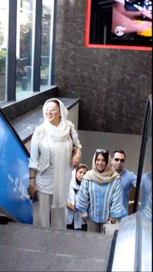 Leila Bolukat Instagram - سلام هر زمان که مشهد میرم یه دورهمی با بچه هام و مددجوهام که مشهد زندگی میکنن داریم، نهار یا شام دور همیم و کیف میکنیم …
رفقای عزیز مشهدی هم کنارمون هستن …ممنونم از مهر و محبت شما عزیزانم و همراهان همیشگی مهر لیلا🙏💐
#لیلا_بلوکات #خیریه_مهر_لیلا #آسایشگاه_شهید_بهشتی #آسایشگاه_همدم #فودکورت_آبان #مشهد_مقدس