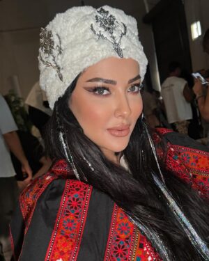 Leila Otadi Instagram - زندگی همینقدر ساده است 
از خوردن بستنی قیفی در خیابان خجالت نکشی
از اینکه بایستی و از سوژه ای که خوشت آمده عکس بگیری
ازینکه خودت باشی خجالت نکشی
زندگیت رازندگی کنی وگرنه کسی دیگر برای لذت بردن از زندگیش از تو وزندگی تو استفاده خواهد کرد❤️