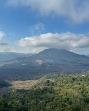 Lena Guillou Instagram - 1ER DUMP BALI 🏝️

À vrai dire je suis ici pour : 
- Me retrouver 
- Me projeter et voir si oui ou non je me vois vivre ici ( Canggu sûre que non car trop de touristes )
- Me reconnecter avec la 🌱

Dernière photo c’est cadeau 🎁