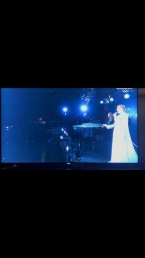 Lena Philipsson Instagram - Celine Dion kan sjunga igen?
Trodde allt var tragiskt över och förbi. Kände mig lite förvirrad. Men fantastiskt för henne såklart! ❤️
Några rysmoment vid invigningen igår var för mig annars den coola gestaltningen av franska revolutionen med huset som ”sprutade blod” till hårdrocksmusik. Och så hästen i vild galopp över floden Seine till dramatisk musik.
Fint ändå att se olika länder, olika flaggor och glada människor tillsammans. 
Klotet kämpar på.