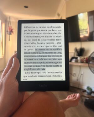 Leo Margets Instagram - Mañana empieza el torneo del año, el de la ilusión, el de las mariposillas! Tengo claro que voy a dar mi 100%, ojalá también tener la suerte de mi lado. Let’s do it!
Hoy he descansado todo el día y me ha sentado de locos! Rutina infalible pre Main! #tamosready 🚀💫

1️⃣Mirando la clase de @mentopoker 3bet pots OOP deep. Estoy deseando que me 3betee el botón 😂
2️⃣Desde que llegué no he fallado ni un día de meditar en el césped. Solo 5-10’, me pica el culo por la pinaza pero compensa, porque la sensación de espaciosidad mental que voy logrando con los días es la hostia! Podría poner toalla pero he leído mucho sobre el grounding y me lo creo.
3️⃣Hoy no entrené pero fui a la sauna. Así que mi cara es de eso, de 15’ de sauna🦥
4️⃣He retomado “Decidido” de Spolsky. Empezó siendo muy denso pero ahora estoy disfrutándolo mucho. Estáis de acuerdo con la frase subrayada?