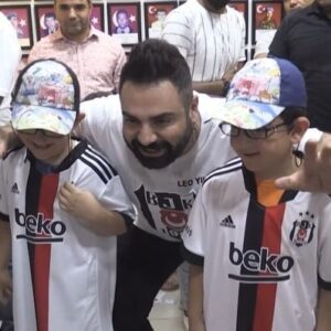 Leo Yılmaz Instagram - Şehit ailelerine forma dağıtırken ikiz kardeşlerimle güzel bir Beşiktaş anısı 🦅🦅🦅