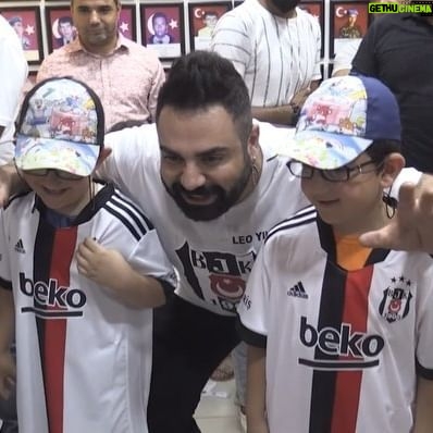 Leo Yılmaz - 1.6K Likes - Şehit ailelerine forma dağıtırken ikiz kardeşlerimle güzel bir Beşiktaş anısı 🦅🦅🦅