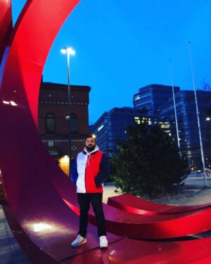 Leo Yılmaz Instagram - The more you weight, the harder it is for you to get kidnapped! Stay safe and don’t feel guilty over that binge 👍🦪🍰🍩🍿 #copenhagen #instagood #travel