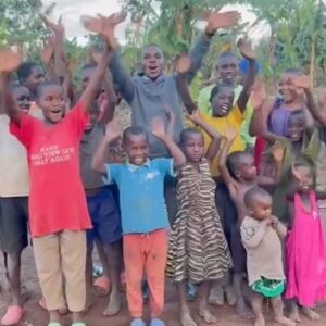 Leo Yılmaz Instagram - Uganda’da müslüman kardeşlerimizin, özellikle çocukların en temek ihtiyacı olan su, başta olmak üzere ve bir çok temel ihtiyacı var. Türkiyemiz Afrika’da bir çok ülkeye yardımlarda bulunmaktadir. Uganda’da artik bu ülkelerden biridir ve hepimizin yardımına ihtiyacı var. Yönetmeniz Leo Yilmaz ‘da Uganda yardım kampanyasından önçü kişidir🙏 Yönetmeniz Su kuyuları, ihtiyâç yardımları ve Cami yapımında yardımlarıyla ordaki halka bir umut olmak istiyor ve hepimizi davet ediyor #herşeyçocuklariçin #uganda #müslüman #çocuk #afrika