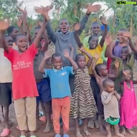 Leo Yılmaz - 51 Likes - Uganda’da müslüman kardeşlerimizin, özellikle çocukların en temek ihtiyacı olan su, başta olmak üzere ve bir çok temel ihtiyacı var. Türkiyemiz Afrika’da bir çok ülkeye yardımlarda bulunmaktadir. Uganda’da artik bu ülkelerden biridir ve hepimizin yardımına ihtiyacı var. Yönetmeniz Leo Yilmaz ‘da Uganda yardım kampanyasından önçü kişidir🙏 Yönetmeniz Su kuyuları, ihtiyâç yardımları ve Cami yapımında yardımlarıyla ordaki halka bir umut olmak istiyor ve hepimizi davet ediyor #herşeyçocuklariçin #uganda #müslüman #çocuk #afrika
