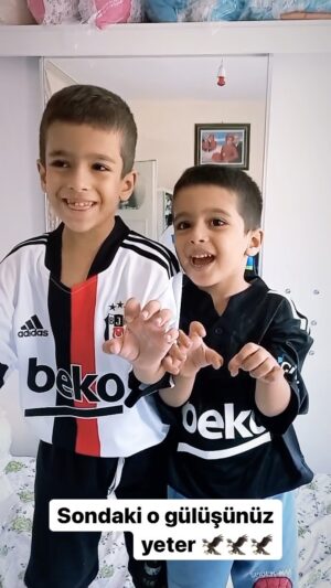Leo Yılmaz Instagram - Küçük kartallarımıza çok yakıştı formalar güle güle kullansınlar, gülüşlerine bir nebze sebep olduysam ne mutlu bana ❤️ Engel tanımayan Beşiktaş sevgisine, sahibiz! Kalplerde heyecan, dillerde şarkılar, gözler geri sayımda, iliklerimizde #BeşiktaşRuhu 🦅 #leoyilmaz #besiktas #çocuk #sevgi