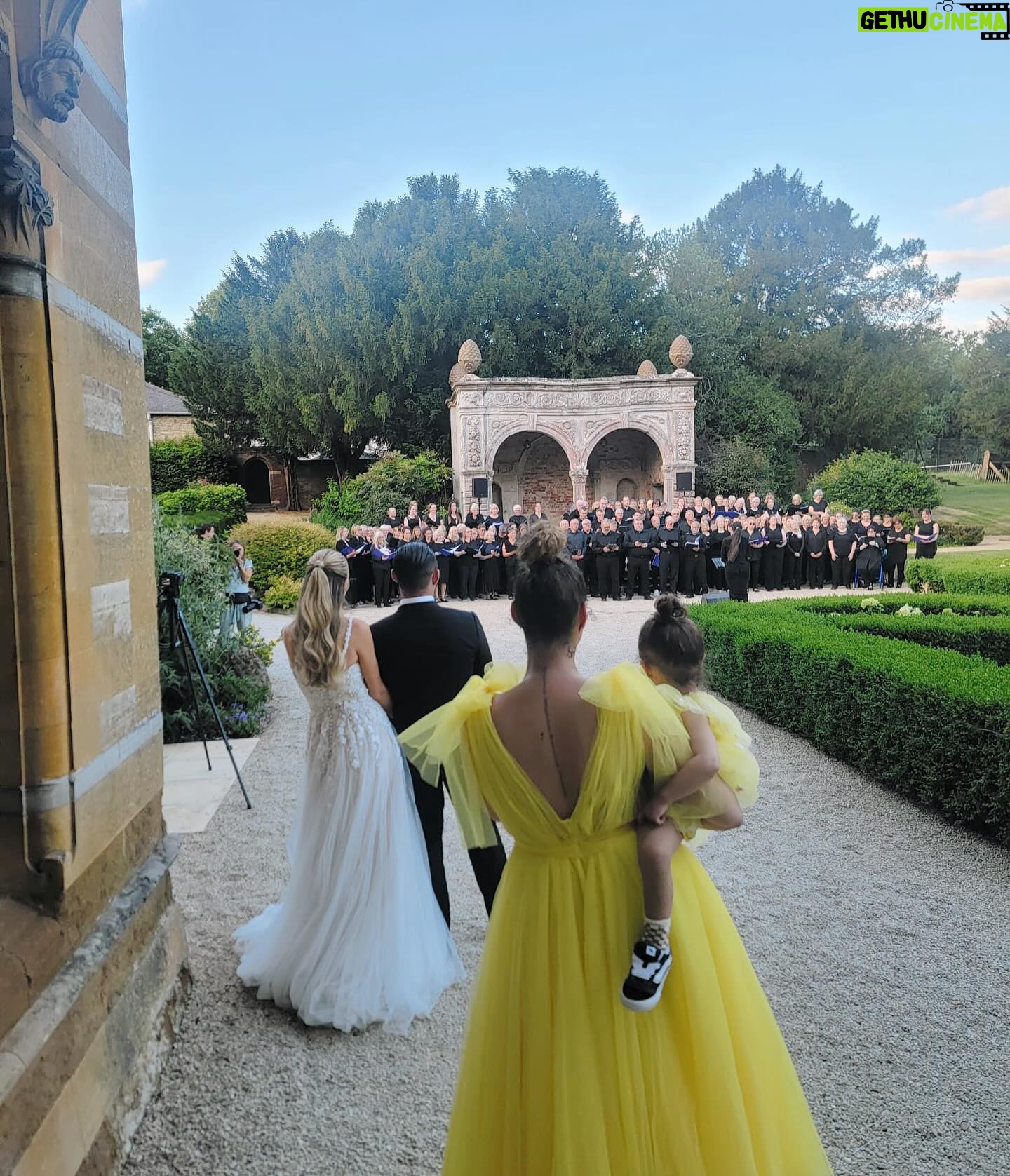 Leona Lewis - 17.6K Likes - Ladies of the Manor 🌼 feeling all the love on this beautiful day, congratulations to my soul sister @colacarson 🤍