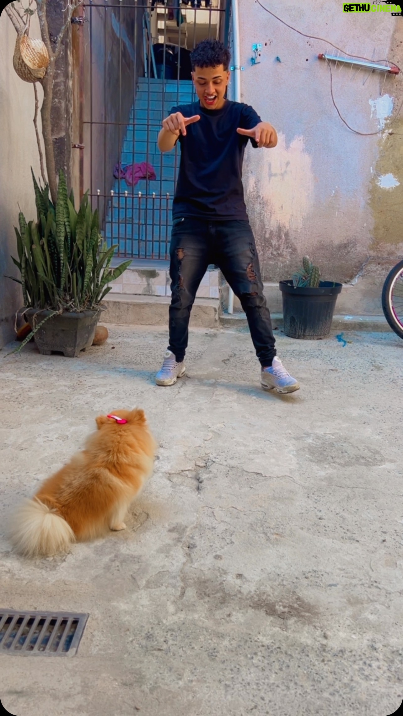 Leonardo Oliveira - 1.9K Likes - Essa eu tentei 😂🤣
#humor #dança #curte #compartilhe