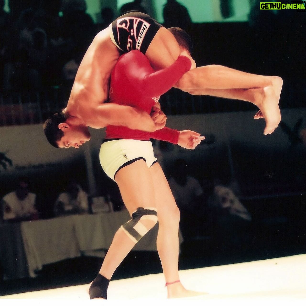 Leonardo Santos - 567 Likes - Repost @alonsopvt
Leo Santos vs Léo Vieira; Belfort vs Arona; Arona vs Cachorrão; Zé Mario vs Mark Kerr; Royler vs Robinho; Arona vs Jean Jaques; Cacareco vs Chael Sonnen; Saulo vs Arona; Nino vs Sasha; Traven vs Tom Erikson; Serra vs Gomi; Rodrigo Gracie vs Genki Sudo; Libório vs Tamura…
No PVT Marcelo Alonso relembrou estes e dezenas de outros clássicos que marcaram a 4ª edição da Copa do Mundo do Grappling, o ADCC.
Alonso contou em detalhes o que ocorreu nas chaves das seis divisões com uma seleção de 33 fotos.
Os grandes destaques foram Royler Gracie, Que conquistou seu tricampeonato; e Ricardo Arona, que venceu oito lutas e faturou peso e absoluto.
@r_arona @roylergracie @jeanjacquesmachado @leovieirabjj @liboriobjj @vitorbelfort @ricardoalmeidabjj @mariosperryofficial @robinhomoura @roylergracie @sonnench @joerogan @alexandre_cacareco @renzograciebjj @markkerrtsm @ninoschembri @mattserrabjj @danawhite @brucebufferufc @johnmccarthymma @h.h_tahnoon_bin_zayed @mjalhousani @riccardoammendoliabjj
#adcc #bjj #nogi #jiujitsu #sport #esporte #historia