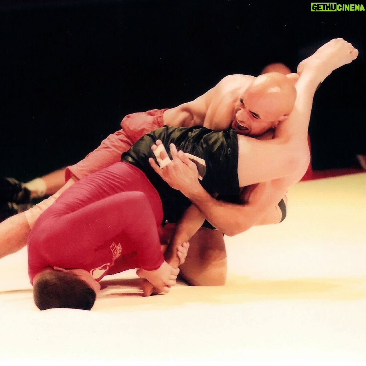 Leonardo Santos - 567 Likes - Repost @alonsopvt
Leo Santos vs Léo Vieira; Belfort vs Arona; Arona vs Cachorrão; Zé Mario vs Mark Kerr; Royler vs Robinho; Arona vs Jean Jaques; Cacareco vs Chael Sonnen; Saulo vs Arona; Nino vs Sasha; Traven vs Tom Erikson; Serra vs Gomi; Rodrigo Gracie vs Genki Sudo; Libório vs Tamura…
No PVT Marcelo Alonso relembrou estes e dezenas de outros clássicos que marcaram a 4ª edição da Copa do Mundo do Grappling, o ADCC.
Alonso contou em detalhes o que ocorreu nas chaves das seis divisões com uma seleção de 33 fotos.
Os grandes destaques foram Royler Gracie, Que conquistou seu tricampeonato; e Ricardo Arona, que venceu oito lutas e faturou peso e absoluto.
@r_arona @roylergracie @jeanjacquesmachado @leovieirabjj @liboriobjj @vitorbelfort @ricardoalmeidabjj @mariosperryofficial @robinhomoura @roylergracie @sonnench @joerogan @alexandre_cacareco @renzograciebjj @markkerrtsm @ninoschembri @mattserrabjj @danawhite @brucebufferufc @johnmccarthymma @h.h_tahnoon_bin_zayed @mjalhousani @riccardoammendoliabjj
#adcc #bjj #nogi #jiujitsu #sport #esporte #historia
