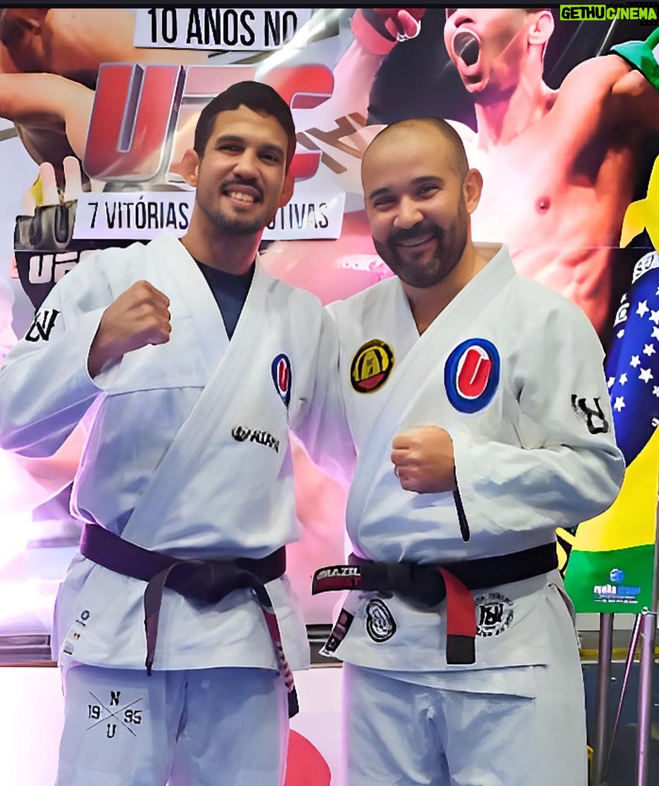 Leonardo Santos - 729 Likes - Faixa-preta de Jiu-Jitsu desde 2015, Pedro “Dan” Dourado sofreu a mais absurda e dolorosa das perdas. Depois de chorar a morte de 2 filhos, sua vida pareceu perder todo o sentido.
“Como vocês podem imaginar, eu não tinha vontade de sair de casa”, contou o faixa-preta da Nova União Bahia no GRACIEMAG, em entrevista a @mardumpa. “Para tornar as coisas ainda mais pesadas, perdi meu emprego no dia em que meu filho foi para a UTI. Então vivi outra situação estranha: pessoas que me conheciam evitavam conversar comigo, talvez por não saberem lidar com tudo o que eu vivera. Isso só piorou tudo para mim, e desencadeou uma síndrome do pânico. Desenvolvi um medo paralisante de interagir com pessoas na rua. Foi nesse momento que compreendi que estava enfrentando uma profunda depressão.”
Foi quando o Jiu-Jitsu o salvou:
“Eu tinha hérnias de discos que não me deixavam voltar aos campeonatos e treinos duros de que eu tanto gostava. Mas pude aprender como o Jiu-Jitsu transcende a mera competição. Em 2 de janeiro de 2023, após inúmeras orações, recebi um convite do sensei @leandro_carvalhojj.
Ele me fazia um convite para que eu organizasse um evento de treinamento inédito até então na Bahia, promovido pela Nova União, com inúmeros professores e lutadores da equipe. Pois nesse evento, tive o privilégio de conhecer caras iluminados como o Fábio Andrade, André Bastos e o presidente da equipe Léo Santos. Passei então a contribuir ativamente com a organização da equipe em Salvador e pude ajudar a aprimorar as técnicas e estratégias dos atletas, bem como a promoção e crescimento de eventos de Jiu-Jitsu. A arte me deu um novo propósito. Esse envolvimento passou a manter minha mente totalmente voltada ao desenvolvimento desses projetos e me reconectou com o mundo. A experiência tem sido fundamental para minha recuperação, auxiliando-me a superar o meu quadro de depressão, pois me faz deixar de remoer o passado, pensar nos desafios do presente e enfrentar tudo em prol do esporte que tanto amo.”
Obrigado pela inspiração, sensei @dan_venancio! Oss… ❤️
Confira o artigo completo no seu GRACIEMAG.com.
#setembroamarelo #jiujitsu #graciemag #depressao #saude #novauniao