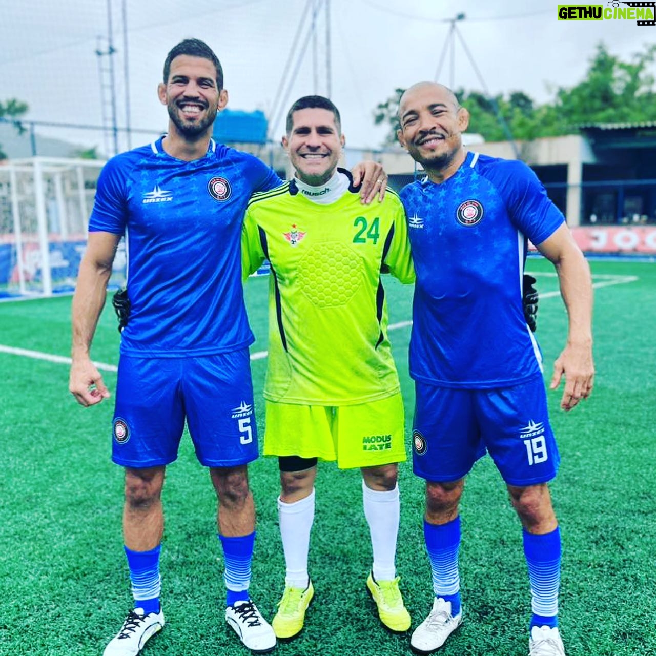 Leonardo Santos - 746 Likes - Fui convidado para participar de um jogo treino dessa seleção …
Pré requisitos :
Habilidade 🤔✅ ( tô voltando)
Velocidade ☑️( chuteira escorregando muito)
Marcação ✅( peguei leve )
Assistência ✅( não errei uma )
Gols☑️ ( joguei na zaga e não subi p o ataque )
Marcação ✅ ( marcando até 3 juntos )… Porrraaa Thiago
3 pontos ✅
Vontade ✅
Acredito que passei no teste, e logo serei convocado para mais uma vitória !! 😎🤣
As vezes me pergunto pq virei lutador,se meu dom era futebol !??🤔🤔🤷🏽♂️🤷🏽♂️🤦🏽♂️🤦🏽♂️😎🇧🇷
#arenacraquedoamanhã #craquedoamanhã #boleiro #craqueécraque #vasco