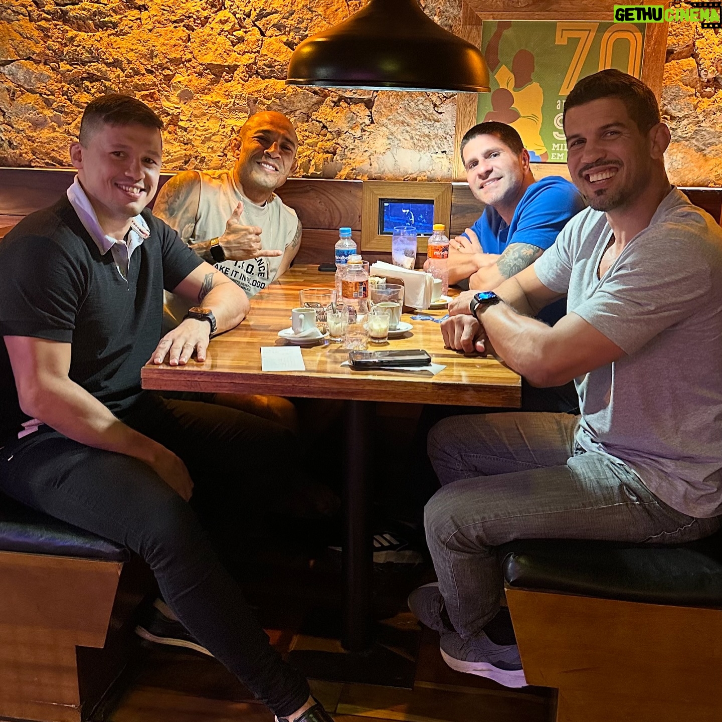 Leonardo Santos - 701 Likes - Almoço com o meu time do Balé Clássico. Com quem você faria uma aula experimental?
No melhor buffet do Rio de Janeiro. Qualidade e sabor é no Restaurante Broz. (@restaurantebroz) 🍽️