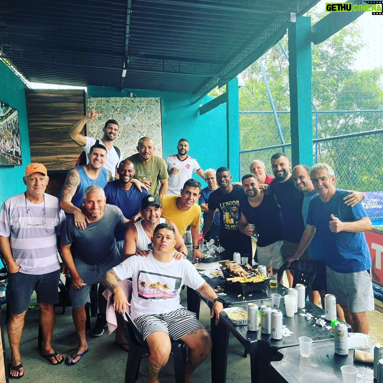 Leonardo Santos - 746 Likes - Fui convidado para participar de um jogo treino dessa seleção …
Pré requisitos :
Habilidade 🤔✅ ( tô voltando)
Velocidade ☑️( chuteira escorregando muito)
Marcação ✅( peguei leve )
Assistência ✅( não errei uma )
Gols☑️ ( joguei na zaga e não subi p o ataque )
Marcação ✅ ( marcando até 3 juntos )… Porrraaa Thiago
3 pontos ✅
Vontade ✅
Acredito que passei no teste, e logo serei convocado para mais uma vitória !! 😎🤣
As vezes me pergunto pq virei lutador,se meu dom era futebol !??🤔🤔🤷🏽♂️🤷🏽♂️🤦🏽♂️🤦🏽♂️😎🇧🇷
#arenacraquedoamanhã #craquedoamanhã #boleiro #craqueécraque #vasco