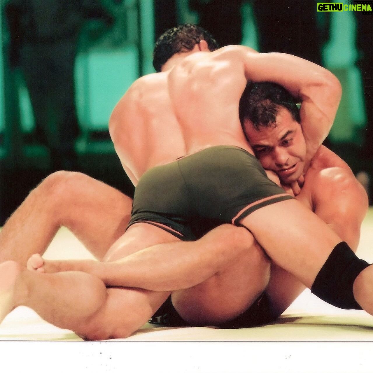 Leonardo Santos - 567 Likes - Repost @alonsopvt
Leo Santos vs Léo Vieira; Belfort vs Arona; Arona vs Cachorrão; Zé Mario vs Mark Kerr; Royler vs Robinho; Arona vs Jean Jaques; Cacareco vs Chael Sonnen; Saulo vs Arona; Nino vs Sasha; Traven vs Tom Erikson; Serra vs Gomi; Rodrigo Gracie vs Genki Sudo; Libório vs Tamura…
No PVT Marcelo Alonso relembrou estes e dezenas de outros clássicos que marcaram a 4ª edição da Copa do Mundo do Grappling, o ADCC.
Alonso contou em detalhes o que ocorreu nas chaves das seis divisões com uma seleção de 33 fotos.
Os grandes destaques foram Royler Gracie, Que conquistou seu tricampeonato; e Ricardo Arona, que venceu oito lutas e faturou peso e absoluto.
@r_arona @roylergracie @jeanjacquesmachado @leovieirabjj @liboriobjj @vitorbelfort @ricardoalmeidabjj @mariosperryofficial @robinhomoura @roylergracie @sonnench @joerogan @alexandre_cacareco @renzograciebjj @markkerrtsm @ninoschembri @mattserrabjj @danawhite @brucebufferufc @johnmccarthymma @h.h_tahnoon_bin_zayed @mjalhousani @riccardoammendoliabjj
#adcc #bjj #nogi #jiujitsu #sport #esporte #historia