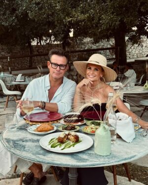 Leontine Borsato Instagram - PUGLIA ROADTRIP 
LECO & LEONTINE 🇮🇹 

Leco kende Puglia nog niet, dus het was de hoogste tijd om hem dit mooie authentieke stuk van Italië te laten zien. Het werd een week vol mooie gesprekken, huilen van het lachen, glammen met haar en make-up en fan-tas-tisch eten op veel prachtige verschillende plekken. Lieve Leec, thanks voor 35 jaar vriendschap én voor deze heerlijke één op één roadtrip. Het voelde weer als vanouds 🖤 
En voor iedereen die Puglia nog wilt ontdekken of nog tips nodig heeft: volg @ciaobellamoments 🇮🇹