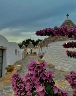 Leontine Borsato Instagram - PUGLIA ROADTRIP 
LECO & LEONTINE 🇮🇹 

Leco kende Puglia nog niet, dus het was de hoogste tijd om hem dit mooie authentieke stuk van Italië te laten zien. Het werd een week vol mooie gesprekken, huilen van het lachen, glammen met haar en make-up en fan-tas-tisch eten op veel prachtige verschillende plekken. Lieve Leec, thanks voor 35 jaar vriendschap én voor deze heerlijke één op één roadtrip. Het voelde weer als vanouds 🖤 
En voor iedereen die Puglia nog wilt ontdekken of nog tips nodig heeft: volg @ciaobellamoments 🇮🇹