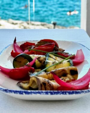 Leontine Borsato Instagram - PUGLIA ROADTRIP 
LECO & LEONTINE 🇮🇹 

Leco kende Puglia nog niet, dus het was de hoogste tijd om hem dit mooie authentieke stuk van Italië te laten zien. Het werd een week vol mooie gesprekken, huilen van het lachen, glammen met haar en make-up en fan-tas-tisch eten op veel prachtige verschillende plekken. Lieve Leec, thanks voor 35 jaar vriendschap én voor deze heerlijke één op één roadtrip. Het voelde weer als vanouds 🖤 
En voor iedereen die Puglia nog wilt ontdekken of nog tips nodig heeft: volg @ciaobellamoments 🇮🇹