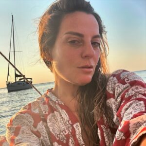 Lesli Karavil Instagram - Bu yaz bir iki böyle poz koymak gerekli! #denizdekadınstandupçıvar