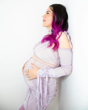 Lesslie Polinesia Instagram - Ser mamá es descubrir que el mayor acto de amor propio es cuidarme. Cuidar de mi, es cuidar de mi hija, ese ser que lleva mi esencia. Me di cuenta de lo importante que es tener una red de apoyo que sabes está velando por ti, abrazando con amor cada proceso que vas viviendo como lo son tu familia y la comunidad que va contigo de la mano. En cada abrazo, sonrisa y palabra de aliento, no solo nutren su vida si no también cultivas la tuya, es por eso que con mi alimentación y los multivitaminicos como materna ayudan a cumplir los requerimientos nutricionales.

En Ecuador, Centroamérica y República Dominicana también puedes encontrar el portafolio de Nestlé®️ Materna®️

 @maternalnutritionmx
#MaternaEnCadaEtapa #Materna #publicidad