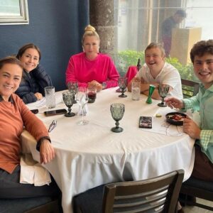 Leticia Calderón Instagram - Festejando con las amigas 🎊@karymelozanoofficial, Alma Delfina, @adrianabarrazaoficial @colladocarlo19, @luciano.collado.71 @miamorsintiempo, @shailadurcal